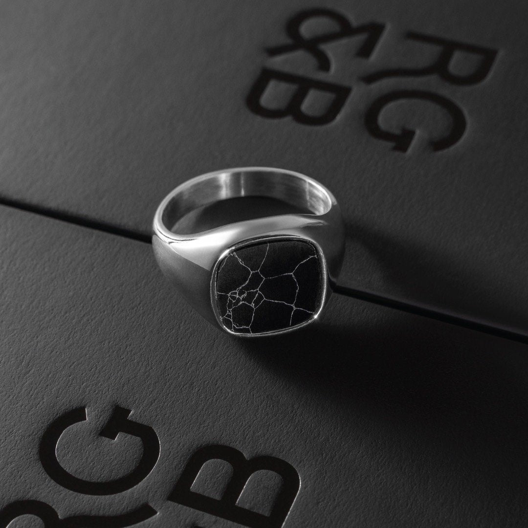 Minimal Signet Ring in Silver - Our Minimal Men's Signet Ring in Silver has been crafted to be worn on a day-to-day basis or even on a night out.